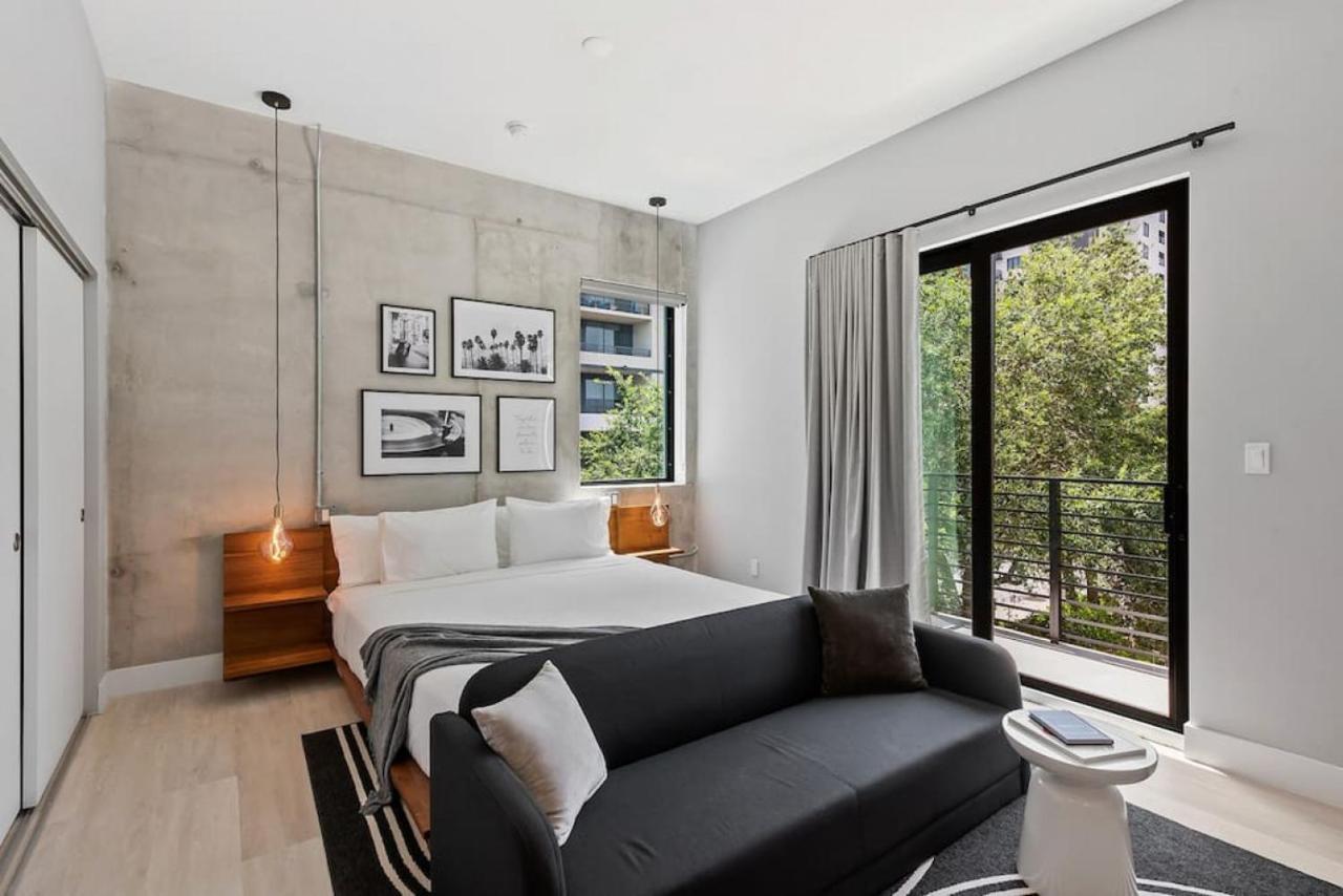 Pretty Rola 305 Superior W King Bed With Designer Furniture Apartamento Fort Lauderdale